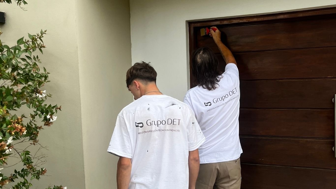 Equipo de Grupo DET pintando en Córdoba