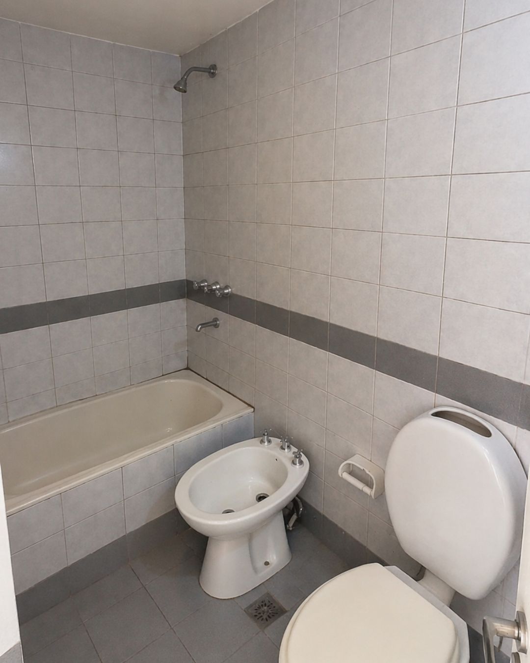 Baño remodelado con diseño integral y ejecución coordinada