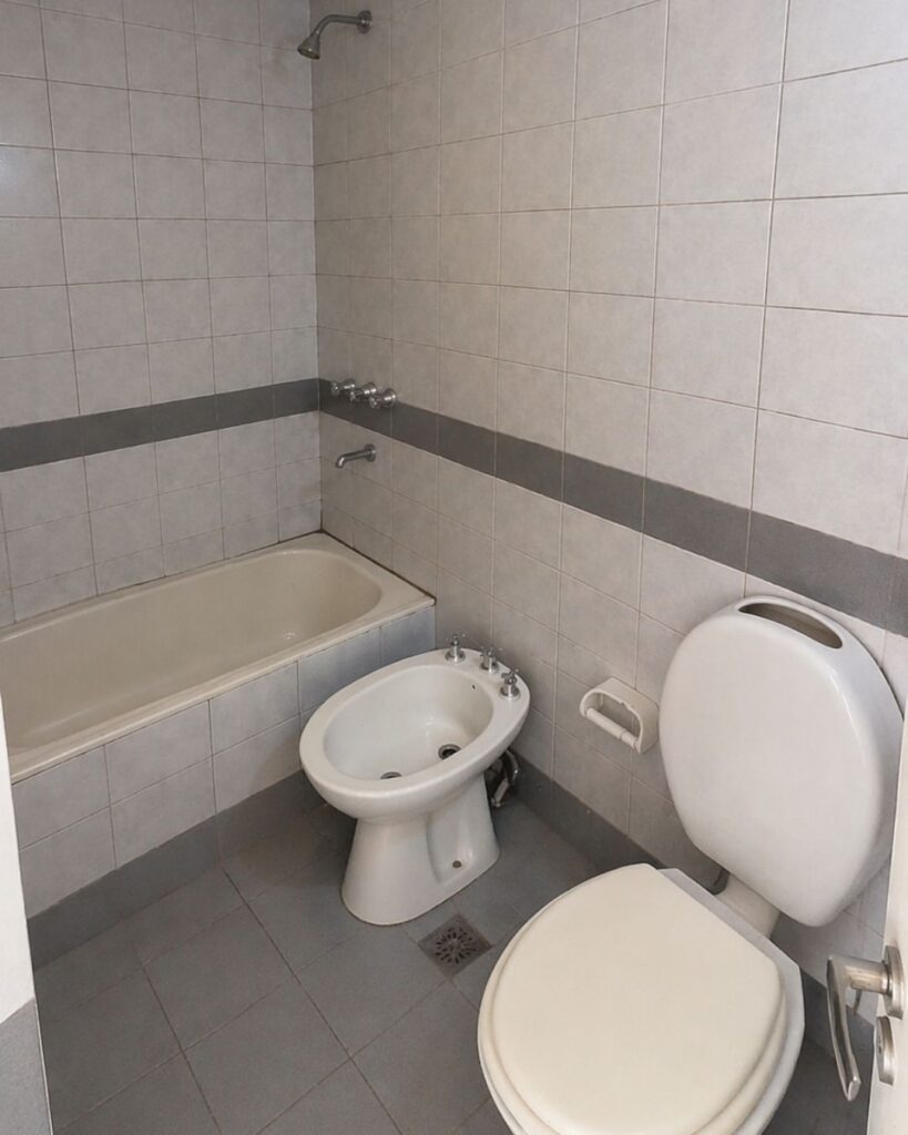Baño remodelado con diseño integral y ejecución coordinada