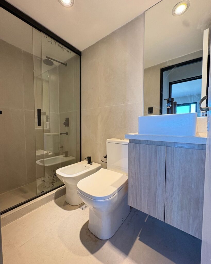 Baño remodelado con diseño integral y ejecución coordinada