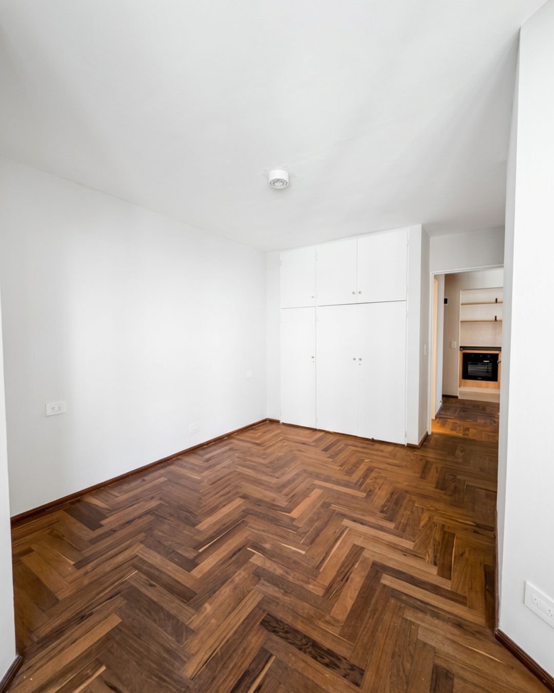 Dormitorio pintado con piso de madera
