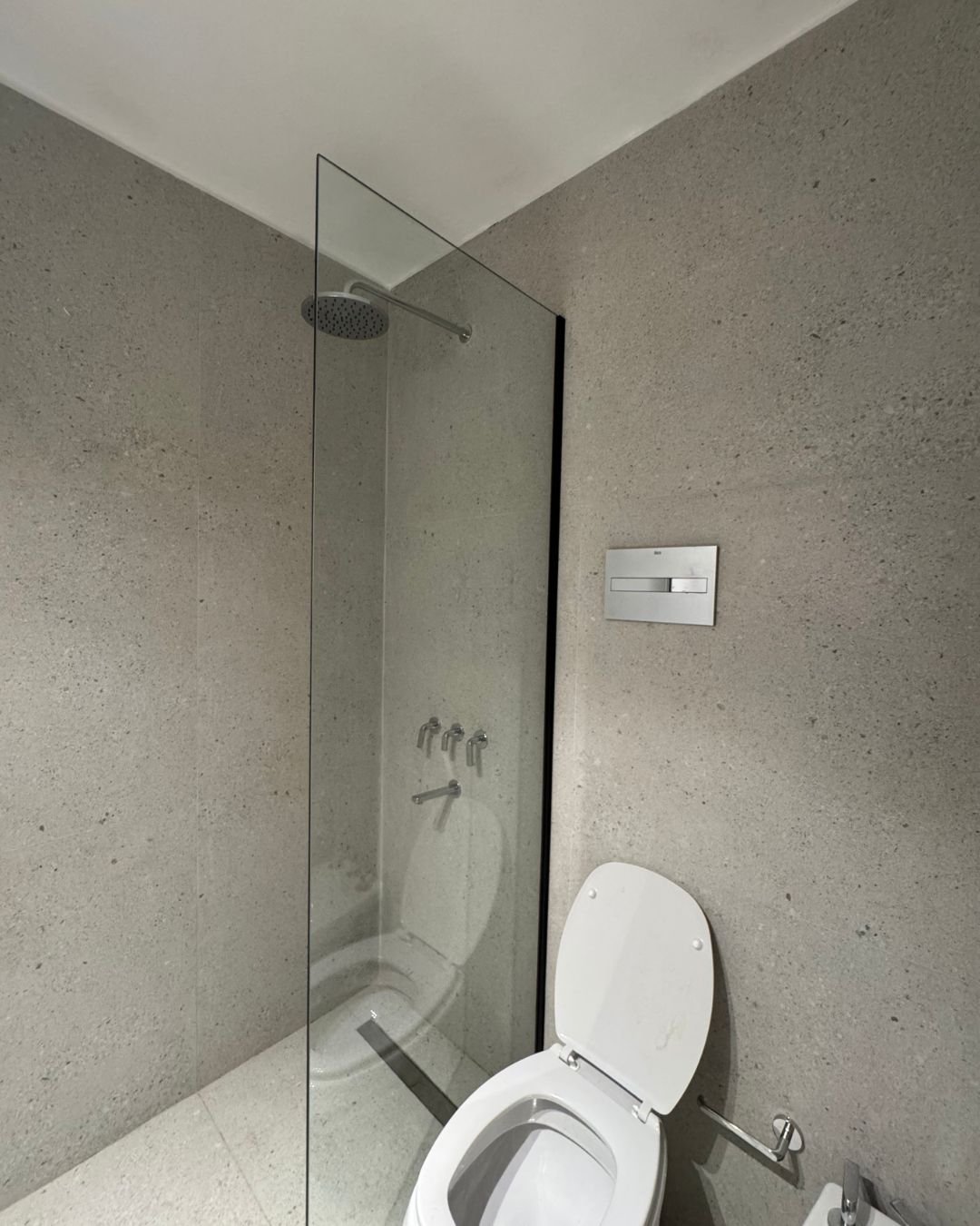 Baño pintado por Grupo DET
